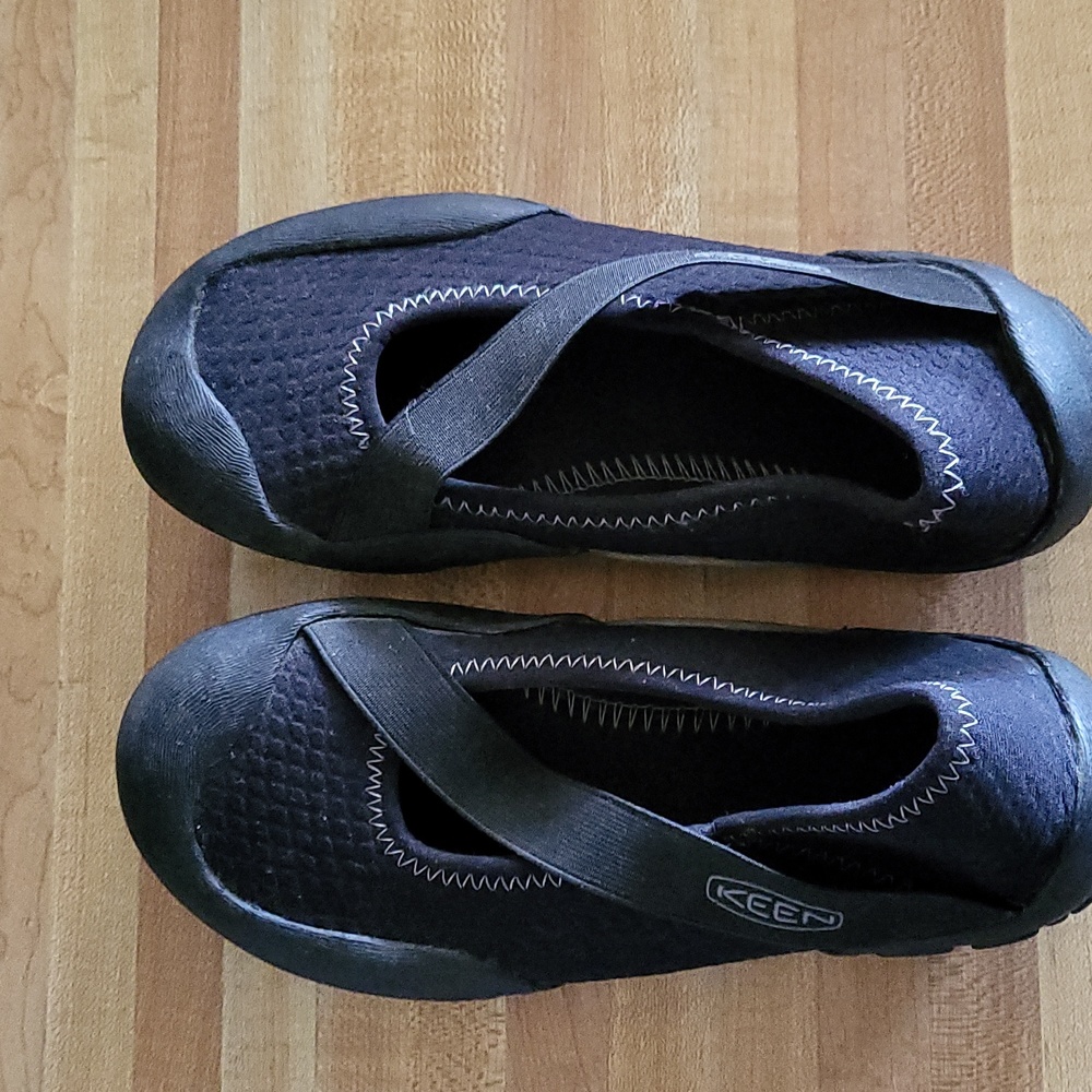 Women's sz 7 black Keen shoes